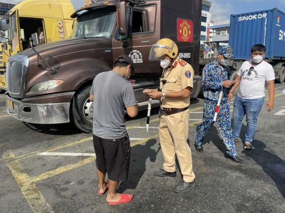 守德市公安檢查出入富友港與吉萊 港小區的卡車、牽引車司機。