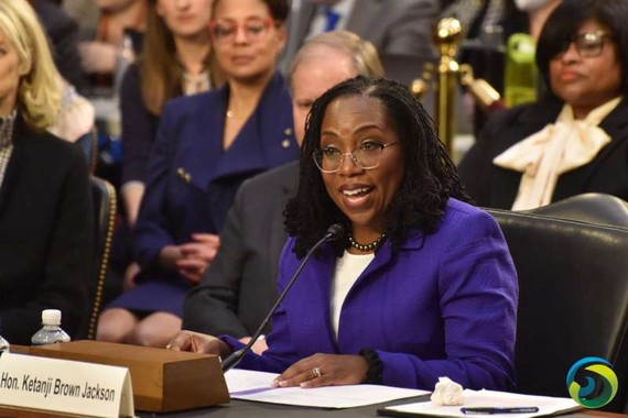 美批准首位非洲裔女性出任聯邦最高法院大法官