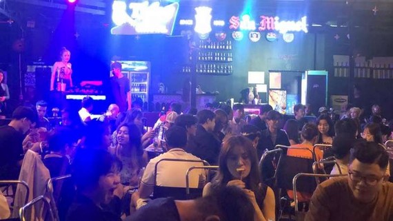 范文同街若干酒吧經常播放高音量音樂。