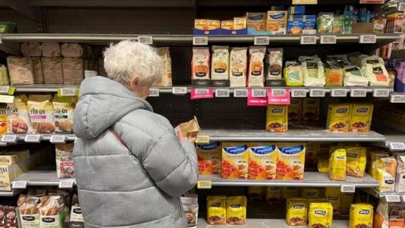 消費者在一家超市內選購食品。
