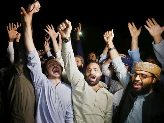 有反對派支持者在國會外慶祝伊姆蘭汗下台。（美聯社）
