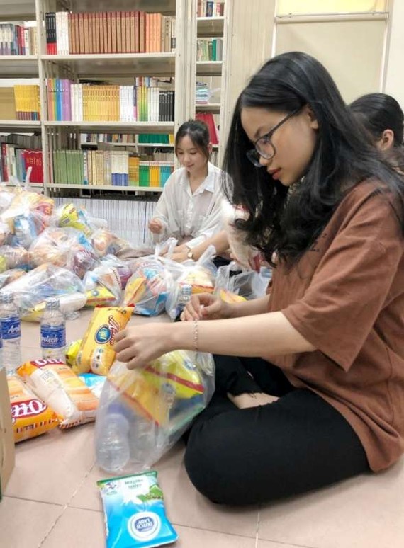 中文系大學生在準備 禮物送給貧困者。
