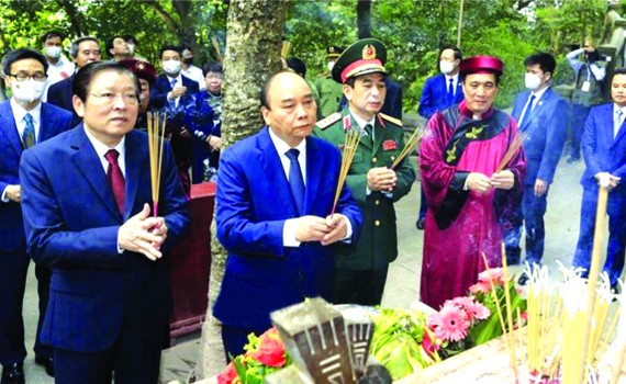 國家主席阮春福與中央各部委領導上香緬懷雄王始祖。