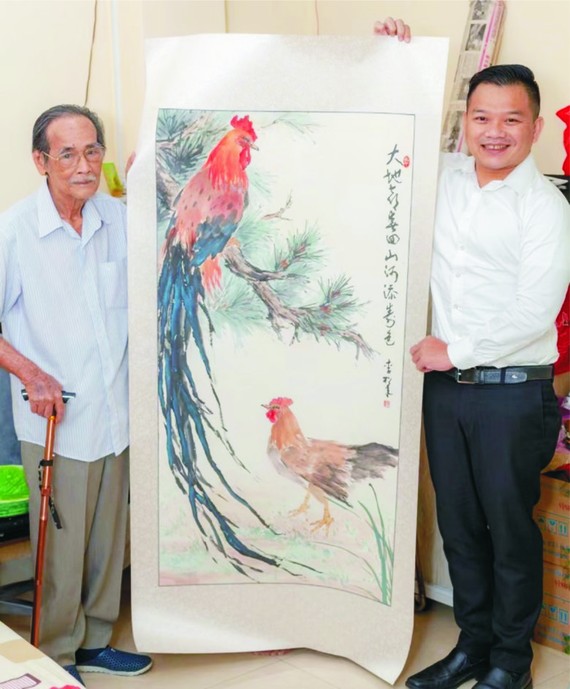李松年大師（左）向“西堤華人文化 陳列室”捐贈作品。