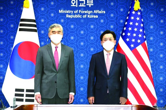 在首爾市鐘路區的外交部大樓，韓外交部韓半島和平交涉本部長魯圭悳（右）會見到訪的美國國務院對朝政策特別代表星‧金。