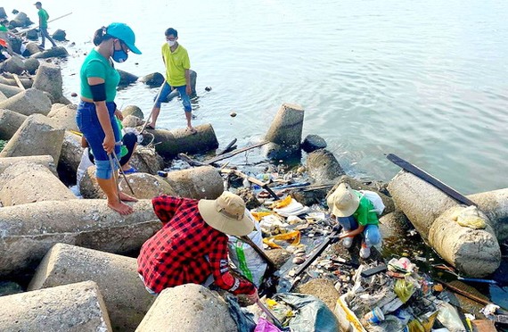 近200名共青團團員及青年志願者在沿海岸打掃塑料垃圾。