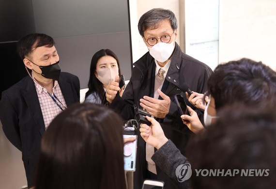 資料圖片：4月1日，李昌鏞前往設於首爾中區的辦公室，為人事聽證會做準備。圖為李昌鏞接受媒體采訪。 韓聯社/聯合攝影記者團