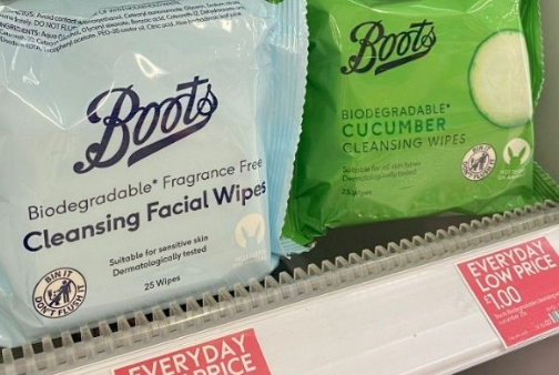 在英國，藥房和零售連鎖店都在加入停銷含塑料濕巾的承諾。