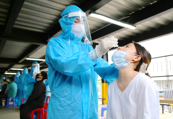 醫護人員抽樣以檢測新冠肺炎病毒。