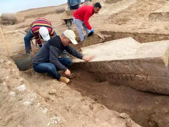 考古人員在埃及北西奈省的遺址發掘現場工作。