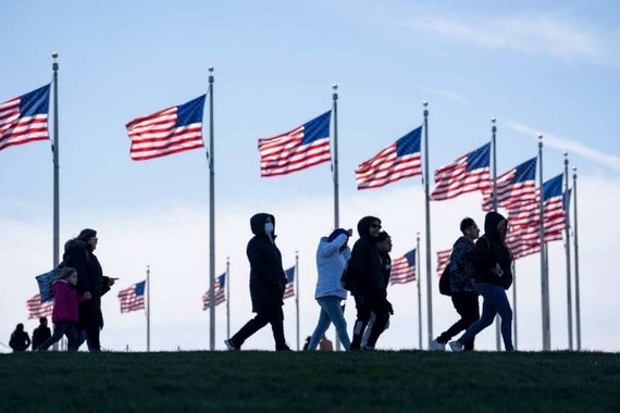 行人走在美國首都華盛頓的國家廣場。新華社記者劉傑攝。