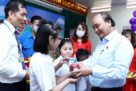 國家主席阮春福向少兒贈送禮物。