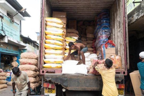 工人在斯里蘭卡科倫坡貝塔市場搬運貨物。新華社記者唐璐攝