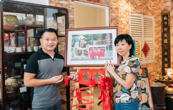 蓮姑的姪女李寶雲（右）向“西堤華人文化陳列室”贈送她縫製的香包。（孫壽康 攝）