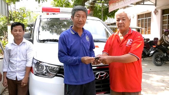阮文伍向安和鄉紅十字會捐贈貧困病人轉院的救護車。