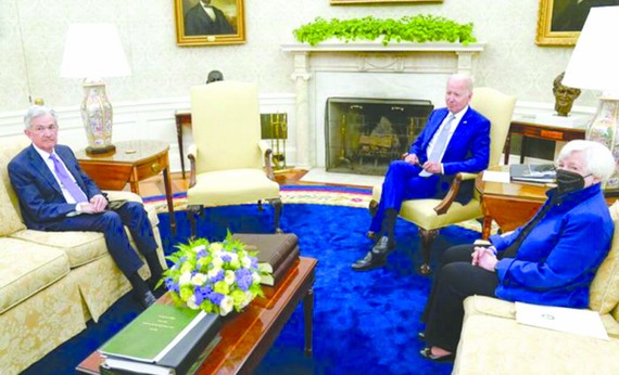 美總統拜登與美聯儲主席鮑威爾及財政部長耶倫會面，共同討論通貨膨脹問題。
