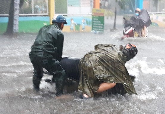本市強降雨致多條街水淹