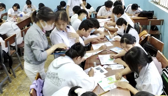 光正越華學校華文部的學生正在以成語來繪畫。
