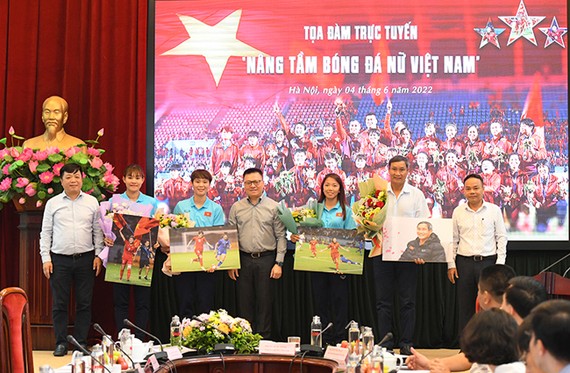 《人民報》社領導向越南女足隊代表贈送紀念品。