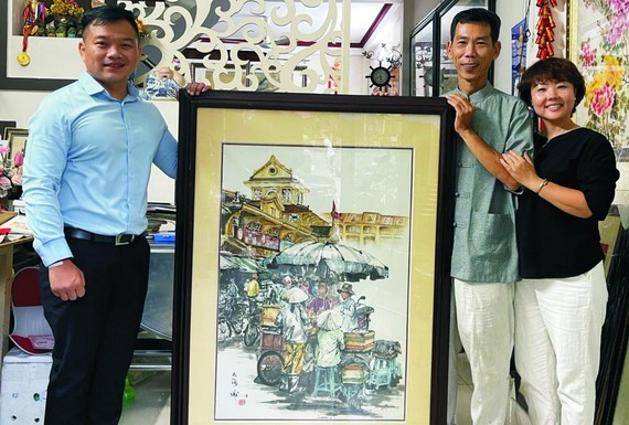 陳文海伉儷（右）向“西堤華人文化陳列室”捐贈作品。