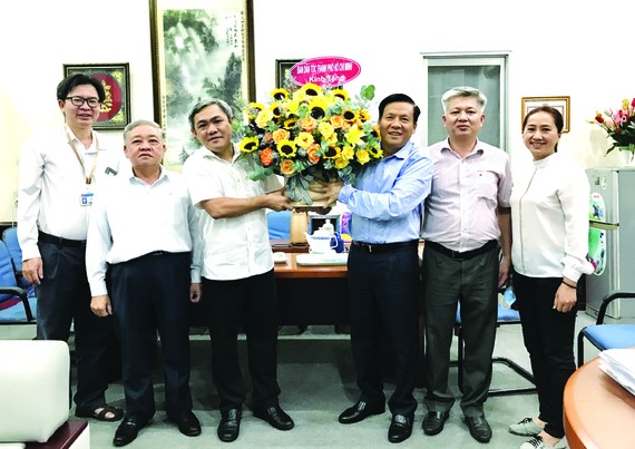 國家主席阮春福探望《西貢解放報》原總編輯楊仲逸 ảnh 3