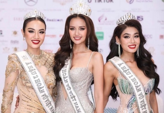 2022年越南環球小姐三甲（左起）：季軍黃范水仙、 冠軍阮氏玉珠和亞軍黎草兒。