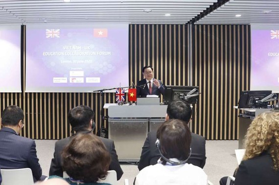 國會主席王廷惠在越英教育合作論壇上發表講話。