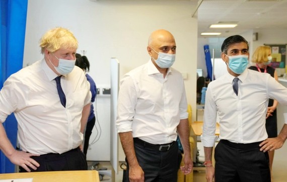 英國首相與衛生大臣和財政大臣參觀英國韋林花園城的一家醫院。