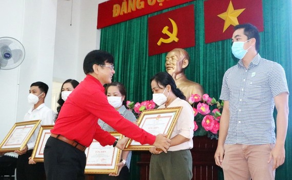 第五郡紅十字會主席黎勛峰向熱心個人 頒發獎狀。