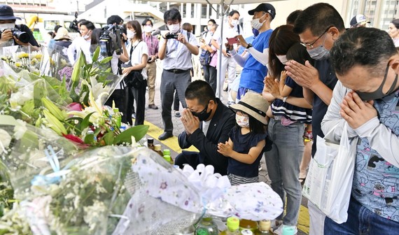 日本民眾獻花悼念。