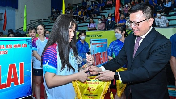 《人民報》社總編輯黎國明向參賽隊伍贈送紀念章。