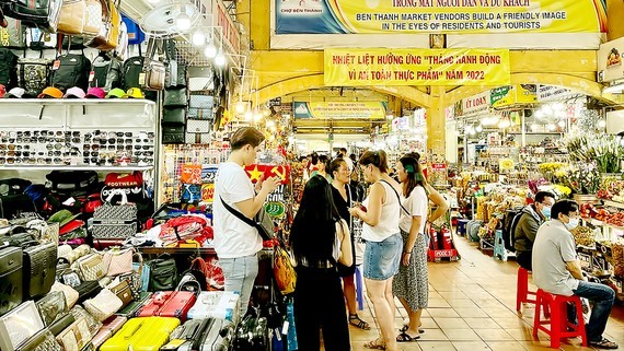 國際遊客在濱城市場參觀、購物。