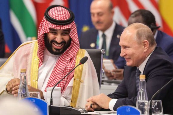 俄羅斯總統普京與沙特阿拉伯王儲穆罕默德‧本‧薩勒曼（左）。