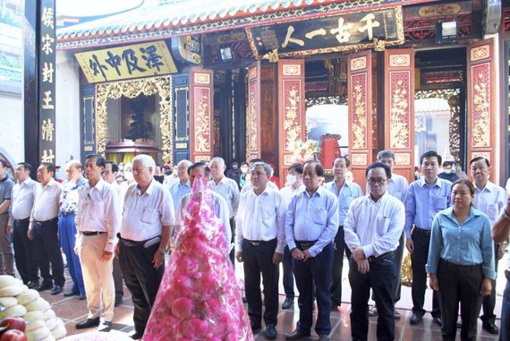 市民族處主任黃文鴻玉、義安會館理事長 陳裕以及諸位副理事長、顧問等嘉賓出席儀式。