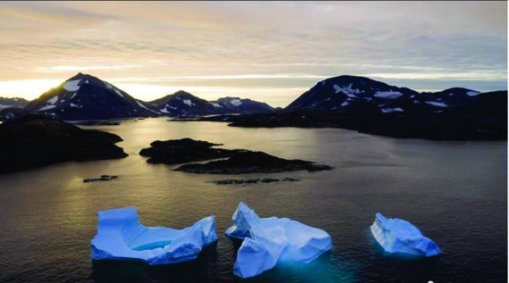 格陵蘭島附近的一座大型冰山正在漂走。