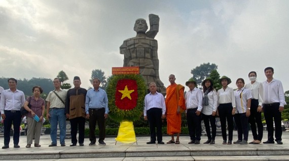 市民族處代表團在越南英雄母親紀念台前敬獻鮮花。