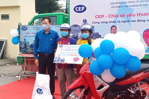 CEP董事長黃文成探望和向貧困勞工贈送禮物。