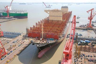全球最大集裝箱船在上海出塢