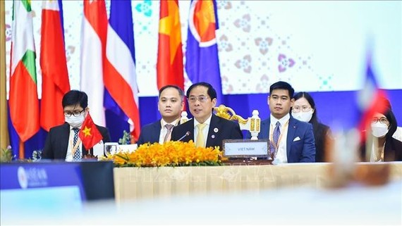越南外交部長裴青山（中）在會議上發表。