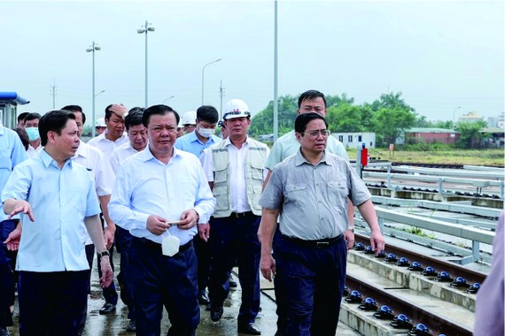 政府總理范明政檢查河內都市鐵路線施工進度。
