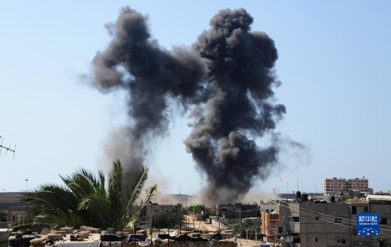 8月7日，加沙地帶南部城市拉法遭遇以色列空襲後升起濃煙。新華社發（哈立德·奧馬爾攝）