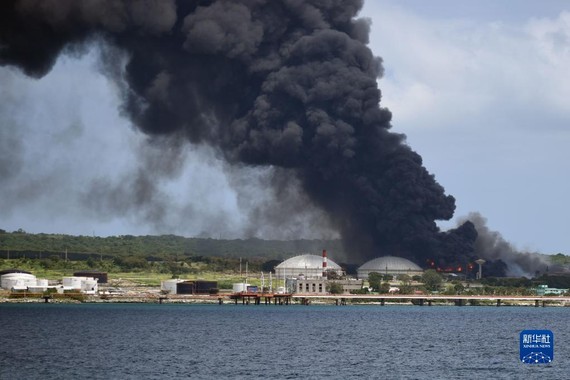 8月7日，古巴馬坦薩斯省火災現場的儲油罐繼續燃燒並冒出濃煙。古巴馬坦薩斯省一儲油基地5日晚遭雷擊後發生火災，造成上百人受傷，至少1人死亡。新華社發