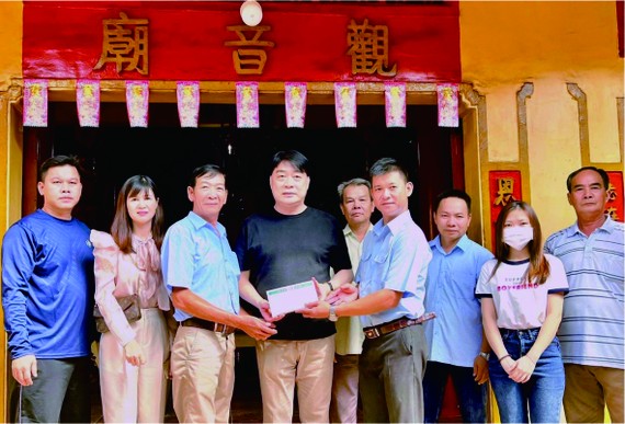 和鼎隆公司董事長簡智明（左四）向清平觀音廟及華文學校捐贈經費。
