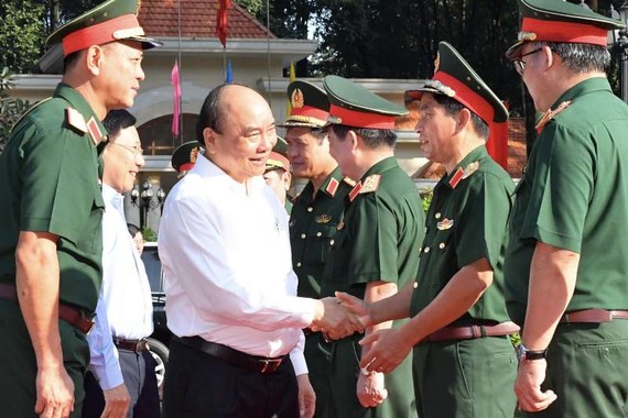 國家主席阮春福與出席會議軍隊幹部交談。