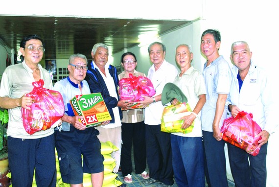市華人抗戰傳統俱樂部主任 孫盛強(左五)與執委會成員向會員贈送禮物。