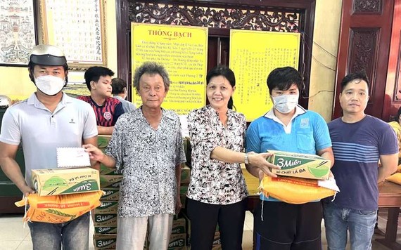 沙瀝市祖國陣線委員會副主席阮氏嫻 (左三)和林長江忠盛(左二)等派發禮物予窮人。