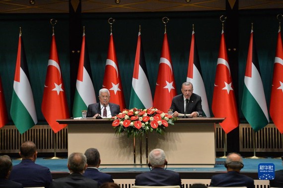 8月23日，土耳其總統埃爾多安（右）在首都安卡拉與到訪的巴勒斯坦總統阿巴斯舉行聯合記者會。新華社發（穆斯塔法·卡亞攝）