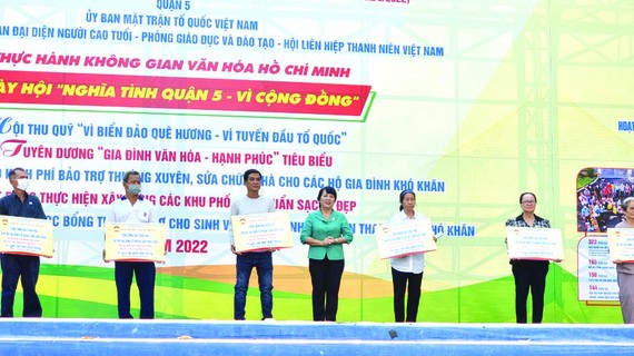 市越南祖國陣線委員會主席陳金燕發維修 住房經費給貧戶。