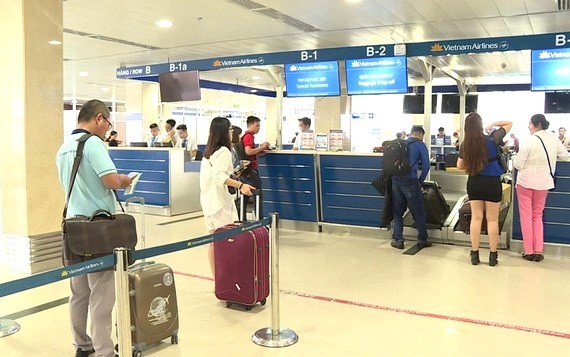 民眾在機場辦理登機托運行李手續。