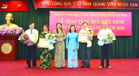 市各少數民族文學藝術協會常值副主席張四妹(左二) 榮獲30年黨齡紀念章。